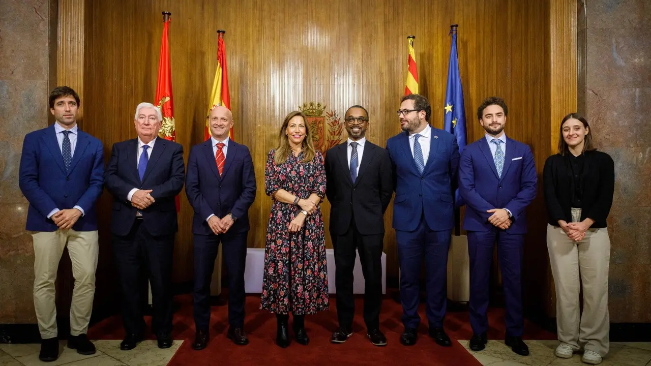 La alcaldesa y el vicepresidente de Pol&iacute;ticas P&uacute;blicas de Google, Cris Turner,  junto con parte de
 su equipo./ Daniel Marcos
