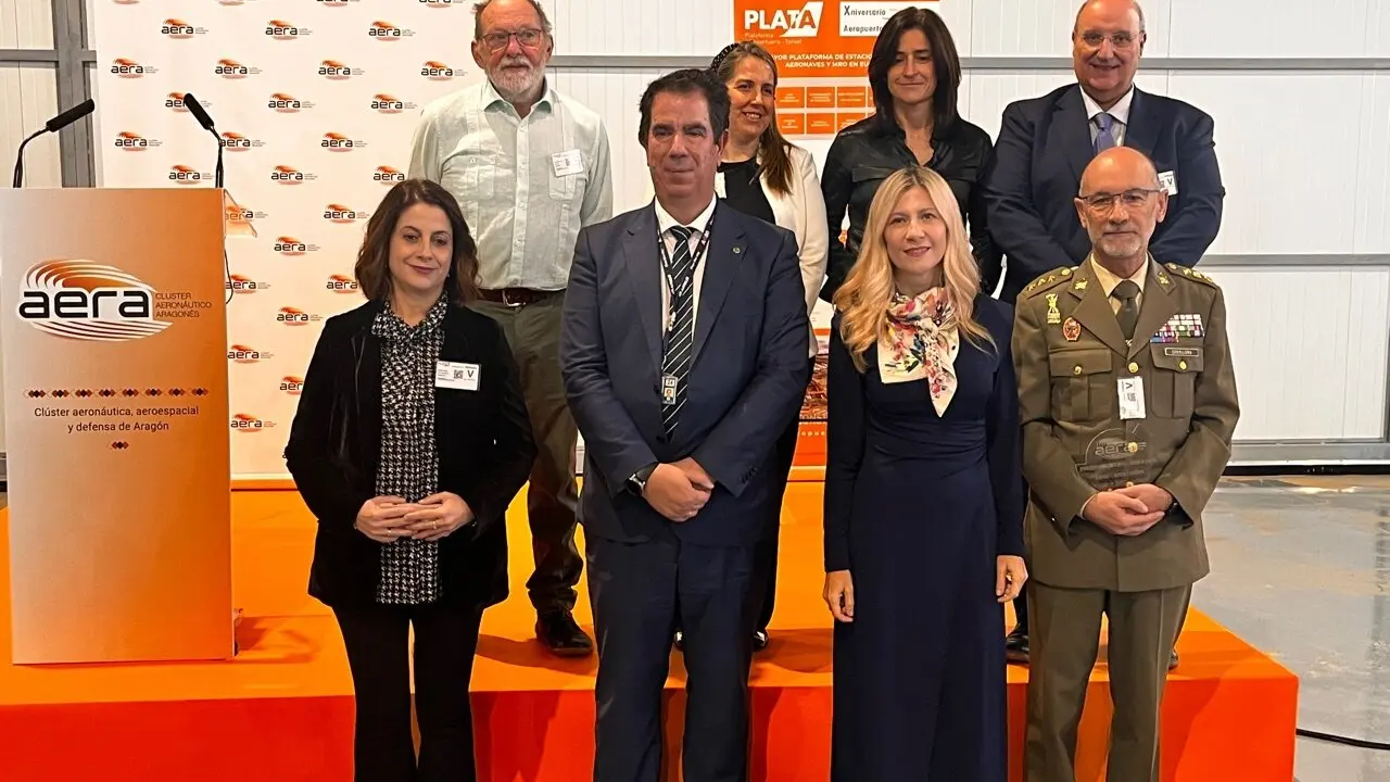 El presidente del Cl&uacute;ster, Alejandro Ibrahim, la alcaldesa de Teruel, Emma Buj, y la vicepresidenta del Gobierno de Arag&oacute;n, Mar Vaquero, junto con otros invitados al evento. / AERA