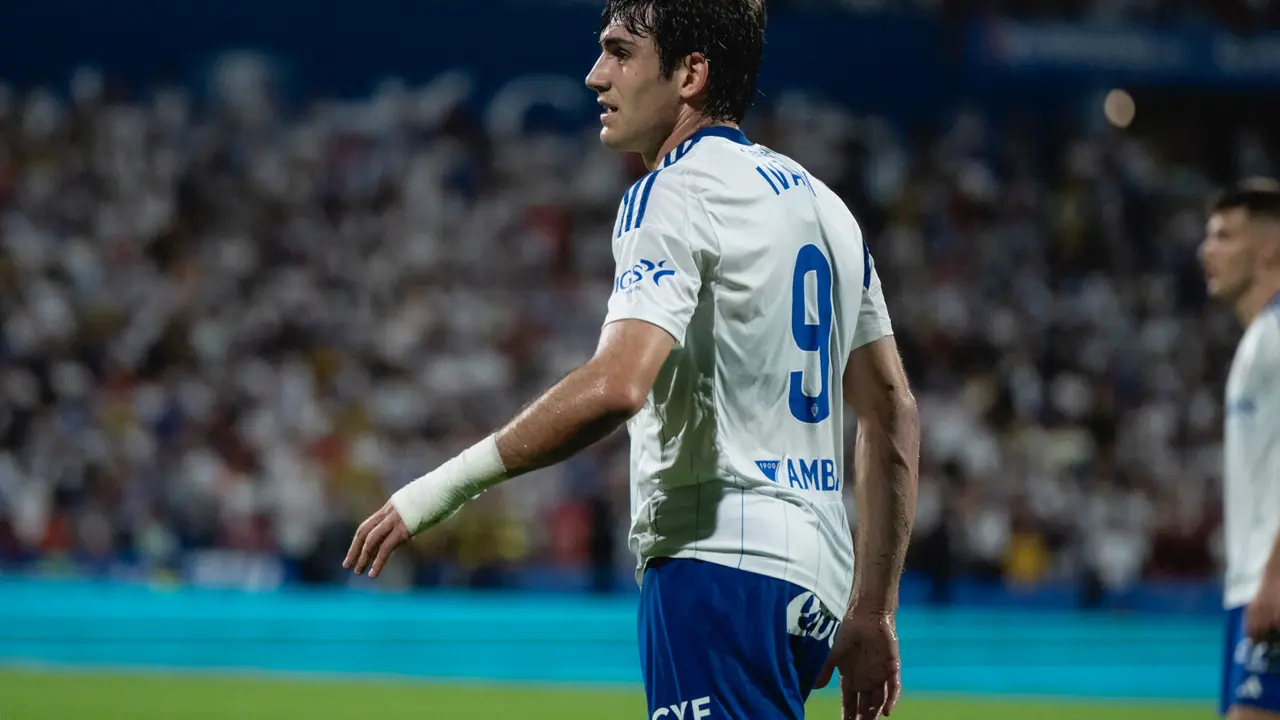 Iv&aacute;n Az&oacute;n con el Real Zaragoza / MARCOS CEBRI&Aacute;N