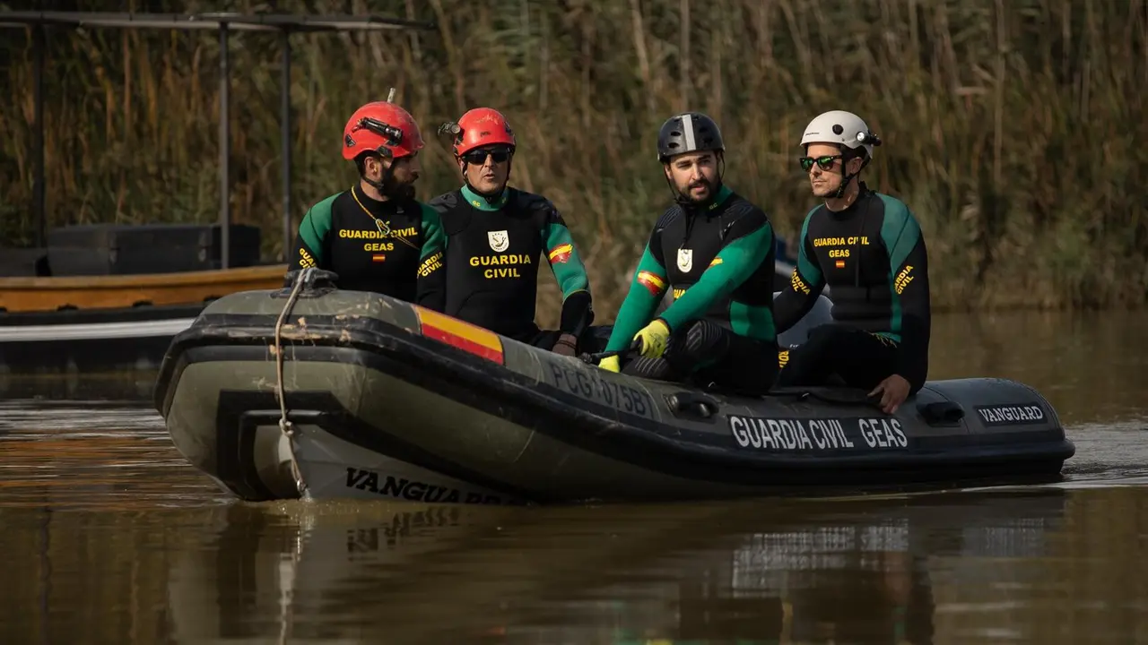 Despliegue de efectivos de la Guardia Civil en b&uacute;squeda de desaparecidos en la Albufera de Valencia. EP