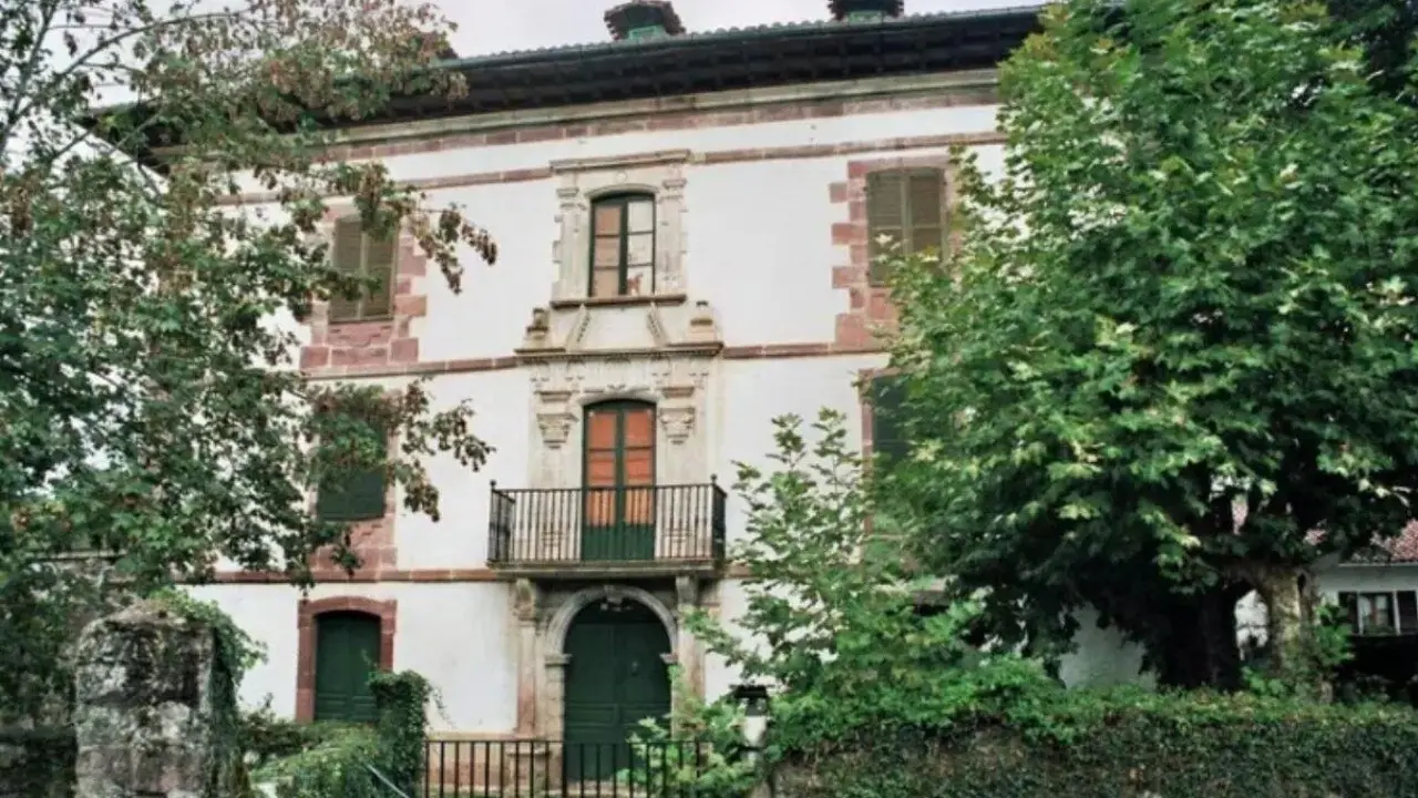 El palacio est&aacute; en el valle del Bazt&aacute;n / Idealista