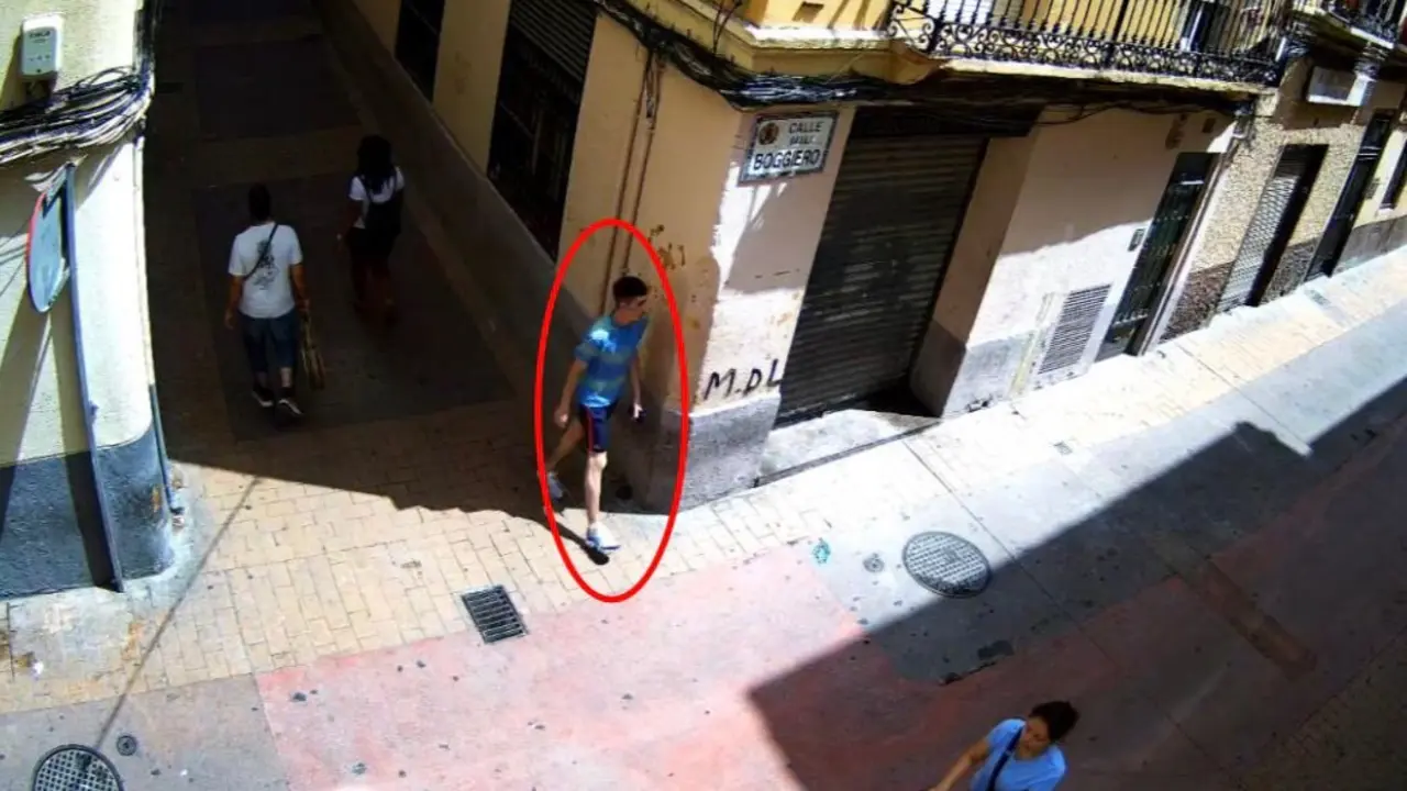 Imagen del presunto autor de los hechos saliendo del lugar del apu&ntilde;alamiento/ Cedida a H.A.