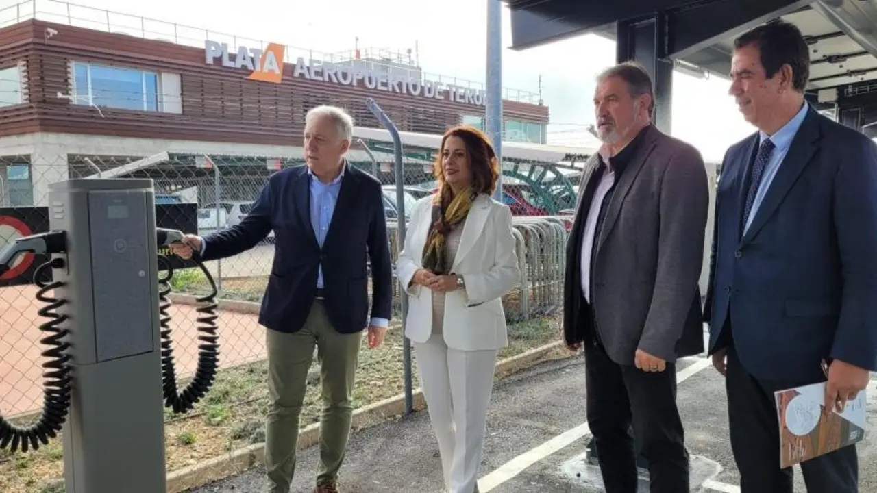 Octavio L&oacute;pez visita el nuevo aparcamiento del aeropuerto de Teruel. / DGA