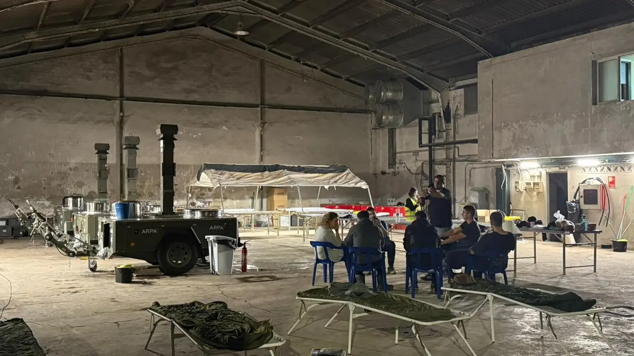 Cocina de campa&ntilde;a instalada por ARPA en Alacu&aacute;s (Valencia) para alimentar a los afectados por la DANA. / ARPA