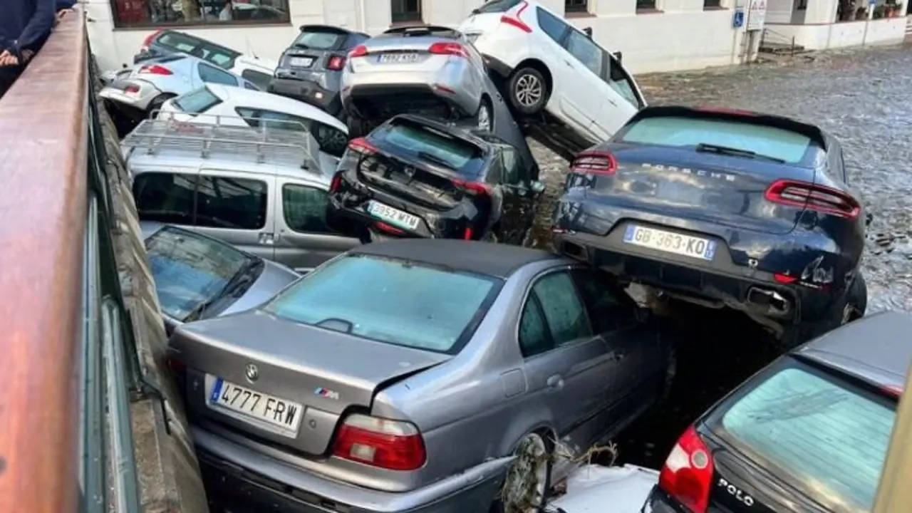 La riera de Cadaqu&eacute;s (Girona) arrastra 32 coches.