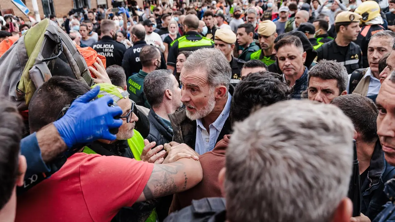 El Rey Felipe VI durante su visita a una zona afectada por la DANA, a 3 de noviembre de 2024, en Paiporta - Carlos Luj&aacute;n