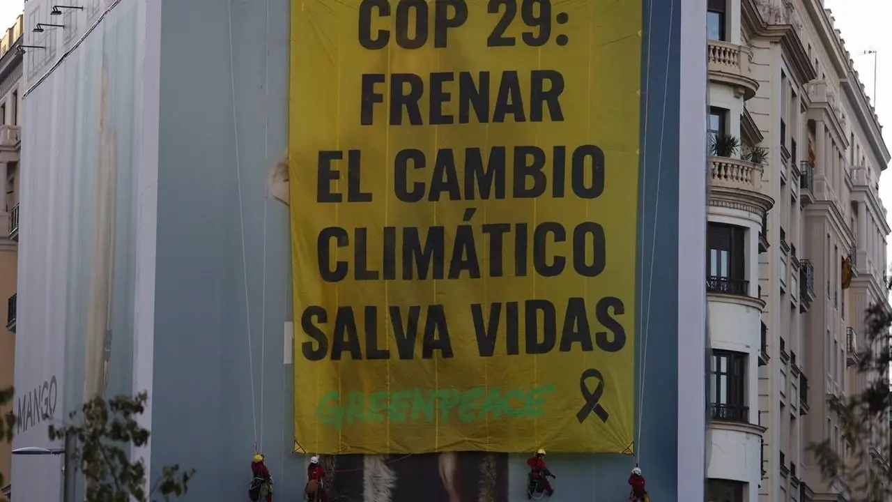 Greenpeace ha desplegado una pancarta gigante en la plaza de Espa&ntilde;a de Madrid. / GREENPEACE