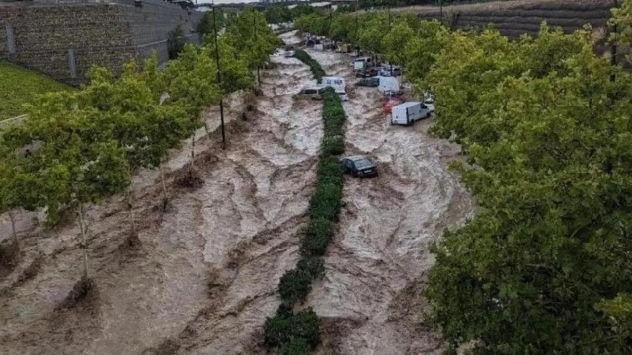El agua vista en forma de riada por la Z-30 en julio de 2023. HA