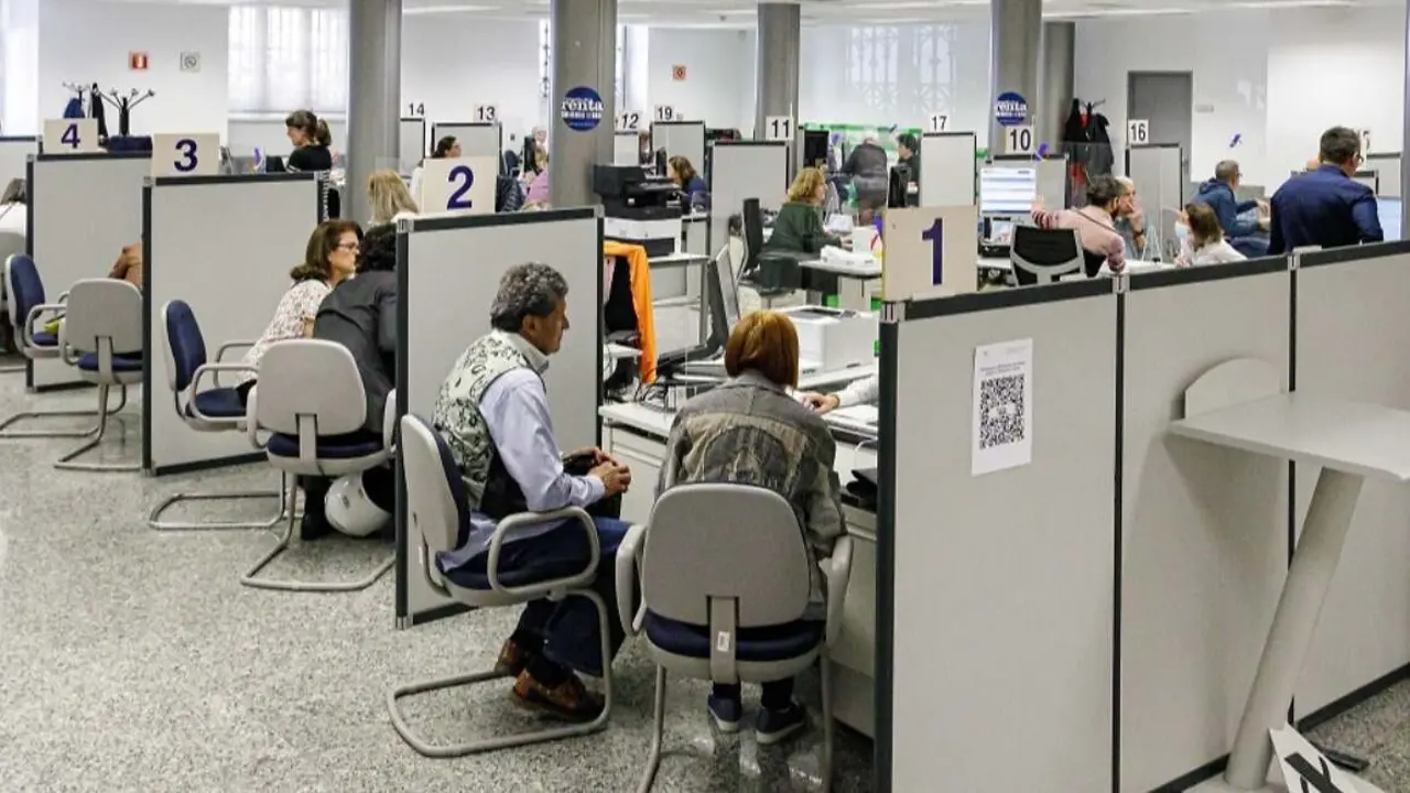 Vista de varios funcionarios en su puesto de trabajo. / EP