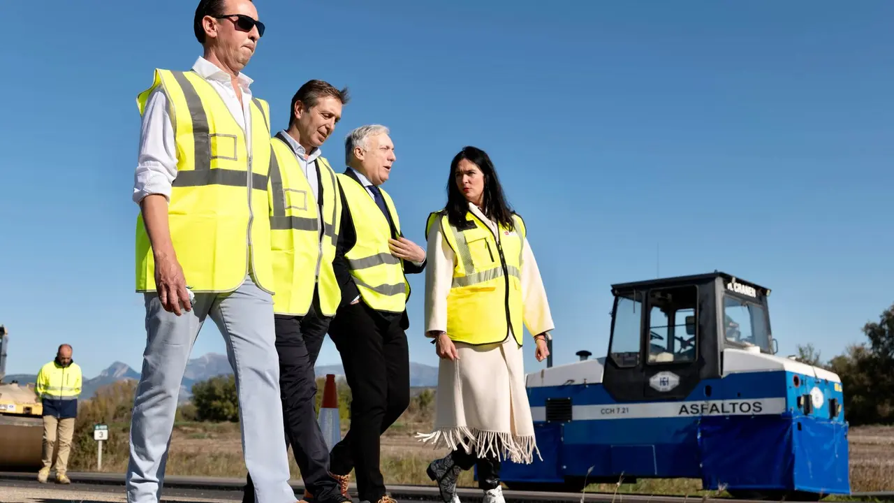 El consejero Octavio L&oacute;pez visita las obras de asfaltado