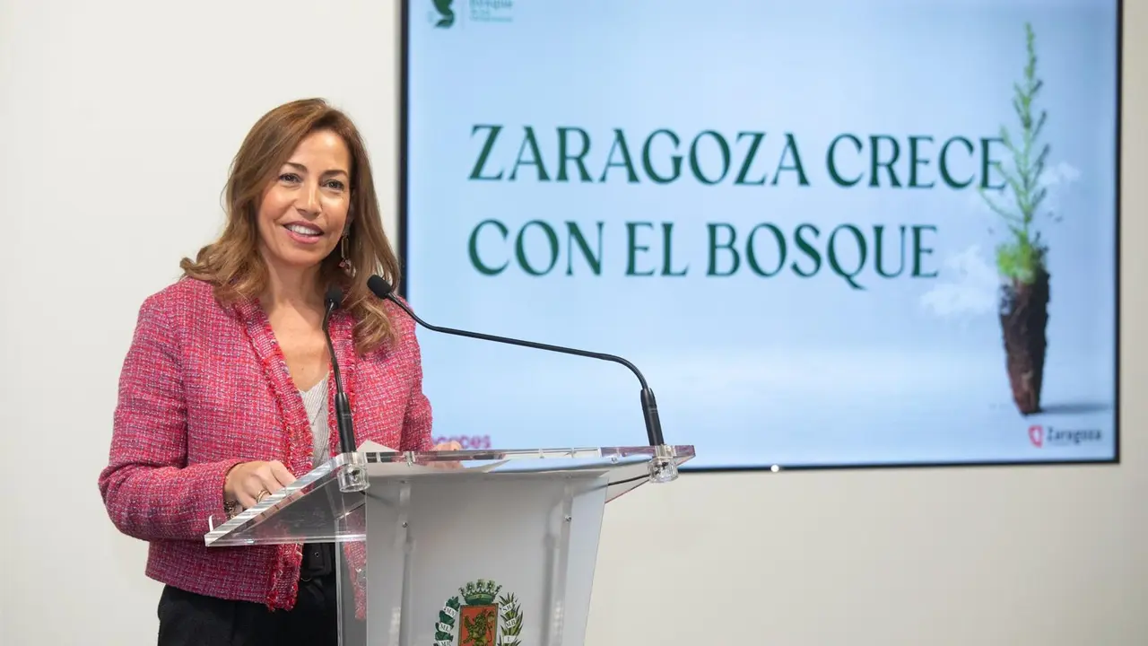 La alcaldesa de Zaragoza, Natalia Chueca, en la presentaci&oacute;n de la nueva temporada del 'Bosque de los Zaragozanos'. AZ