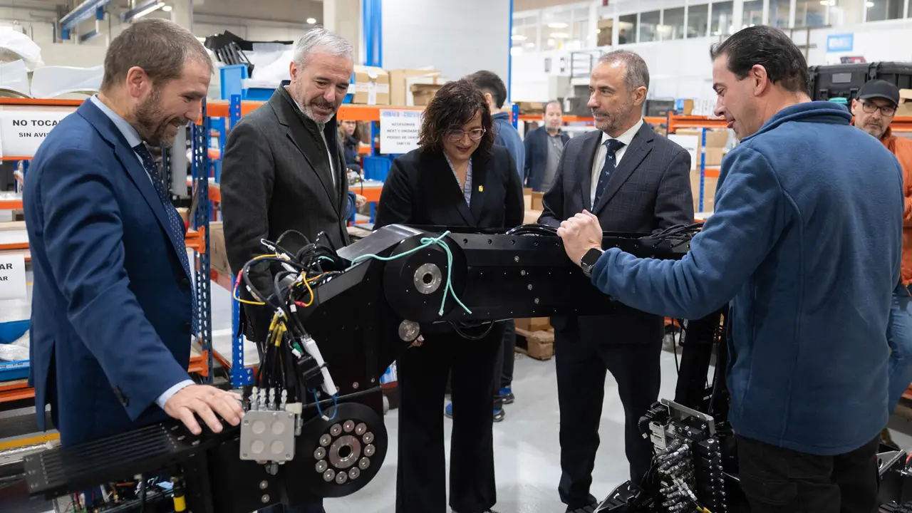 El presidente del Gobierno de Arag&oacute;n, Jorge Azc&oacute;n, visita la empresa Aunav-Grupo Escribano de Bin&eacute;far