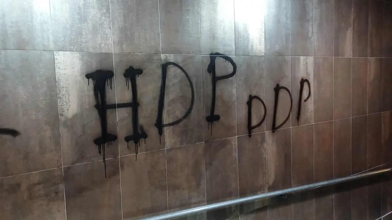 Imagen de la pintada en el portal de una comunidad de Santa Isabel /H.A.