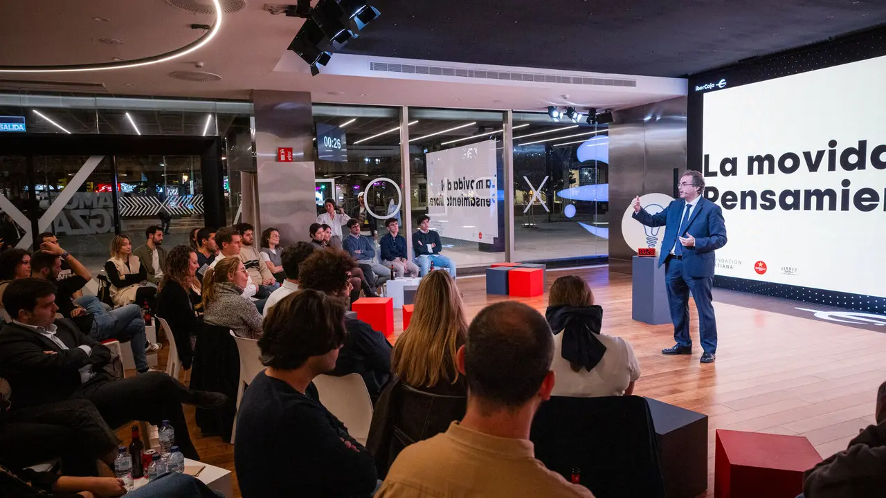 El presidente de Ibercaja, Francisco Serrano, durante su charla