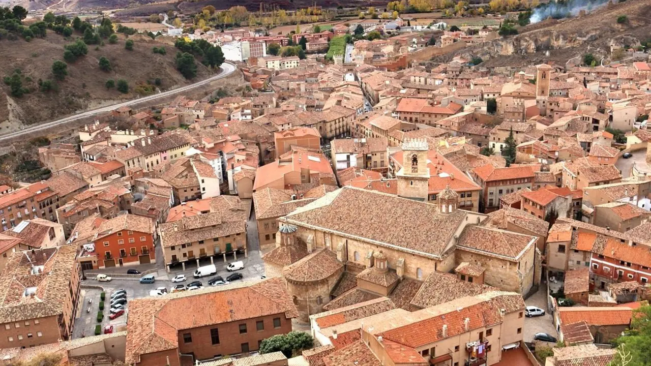 El espectacular municipio aragon&eacute;s con una de las murallas m&aacute;s grandes de Espa&ntilde;a