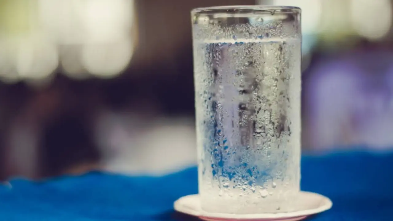&iquest;Beber agua fr&iacute;a realmente acelera el metabolismo? Descubre lo que dicen los estudios