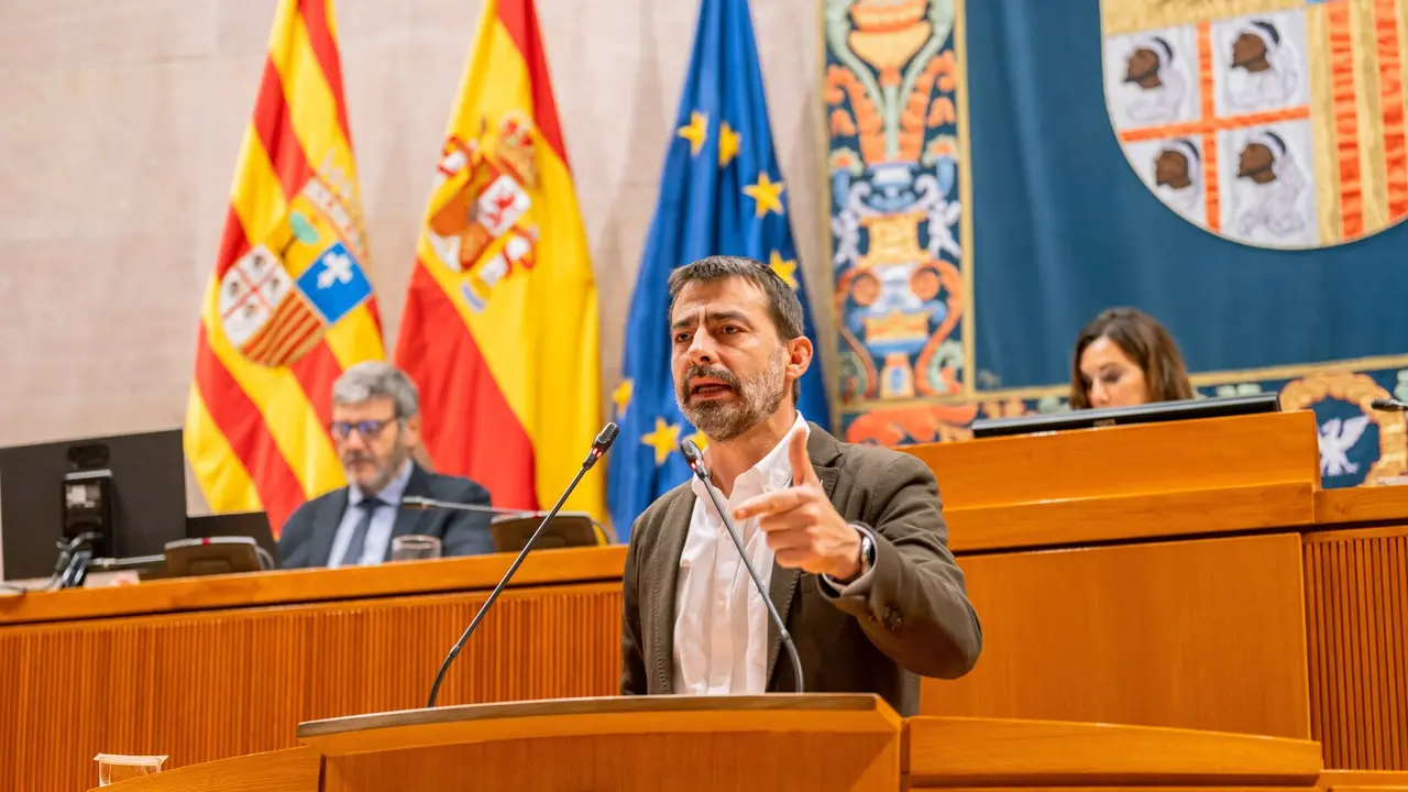 El diputado de Izquierda Unida, &Aacute;lvaro Sanz, en las Cortes este lunes. / &Aacute;lvaro Calvo