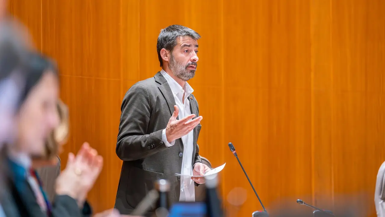 &Aacute;lvaro Sanz, diputado de Izquierda Unida, en el pleno de este lunes