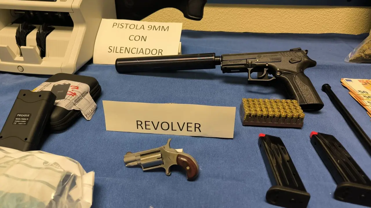 Armas halladas en el domicilio del detenido. / POLIC&Iacute;A NACIONAL