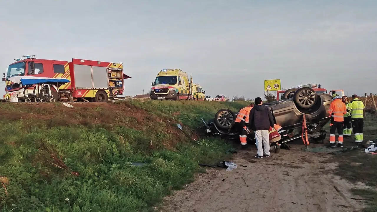 Accidente por choque frontal entre dos turismo en la N-240 en Barbastro (Huesca). / Bomberos DPH