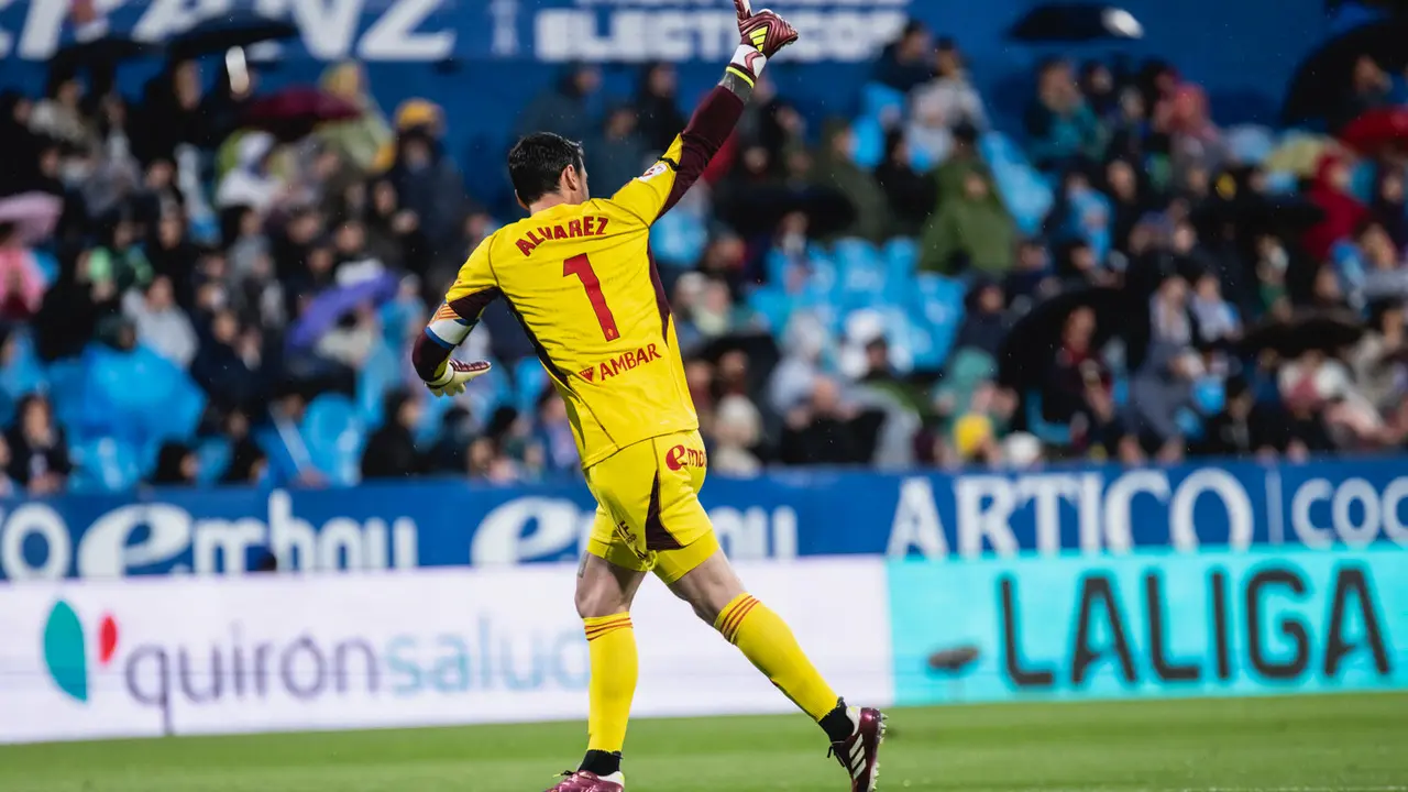 Cristian &Aacute;lvarez con el Real Zaragoza / MARCOS CEBRI&Aacute;N