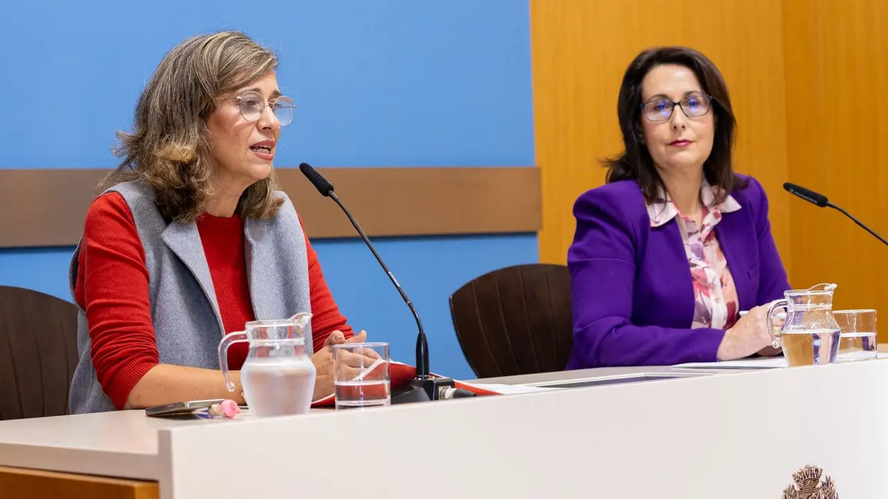 La consejera de Pol&iacute;ticas Sociales, Marian Or&oacute;s, y la concejal Eva Torres, del grupo Vox. AZ