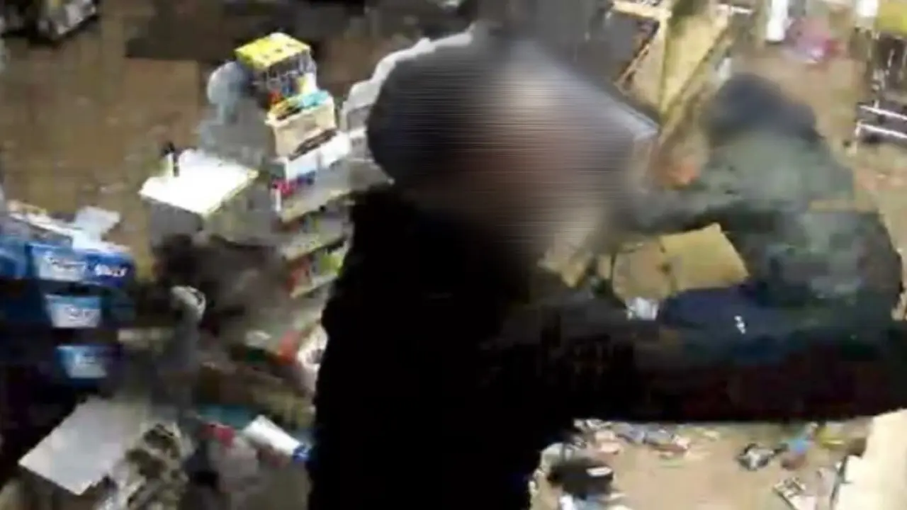 Imagen de los ladrones captada por las c&aacute;maras de seguridad del estanco /Cedida a H.A.