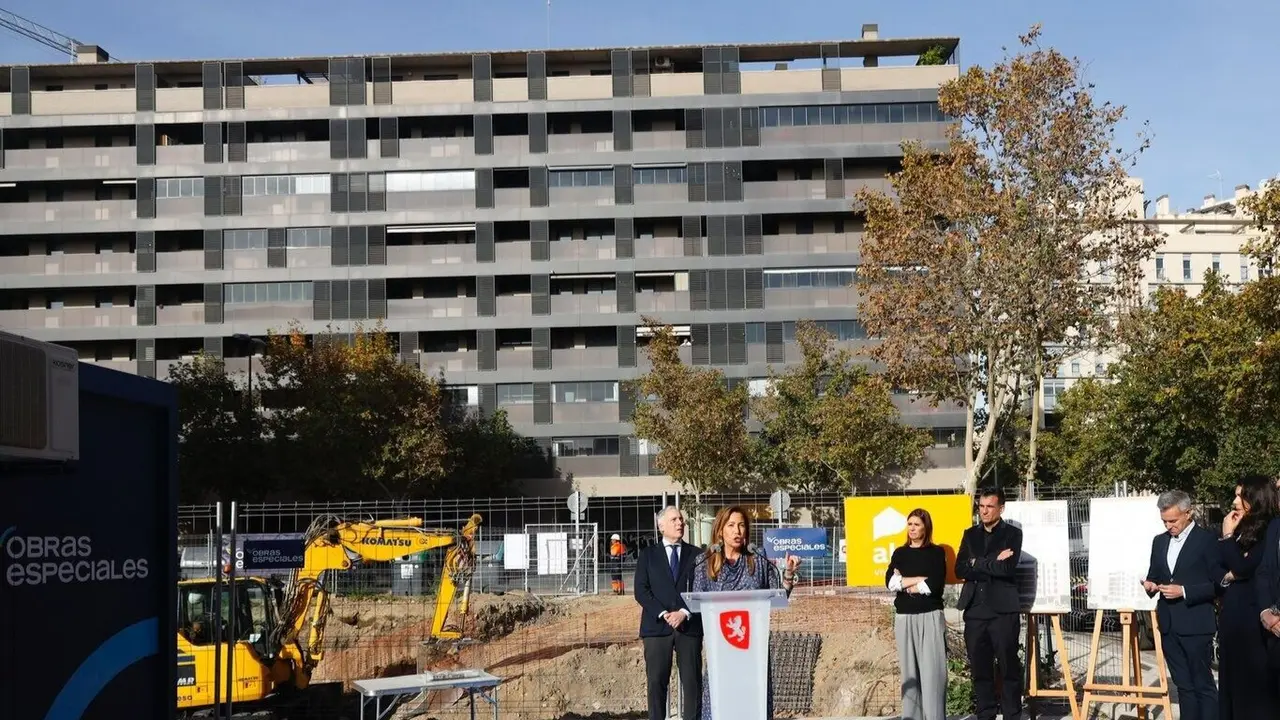 La alcaldesa de Zaragoza, Natalia Chueca, y el consejero 
auton&oacute;mico de Fomento, Vivienda, Movilidad y Log&iacute;stica, Octavio L&oacute;pez. AZ