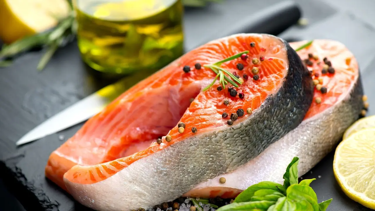 Tres pescados azules econ&oacute;micos y ricos en omega-3 que superan al salm&oacute;n