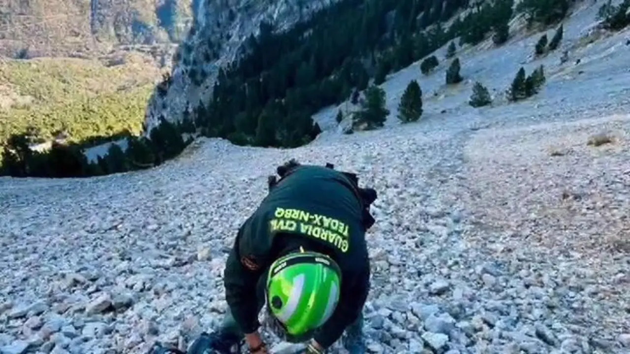 Uno de los dos T&eacute;dax sobre el terreno para detonar la granada de mano hallada en Laspu&ntilde;a (Huesca)