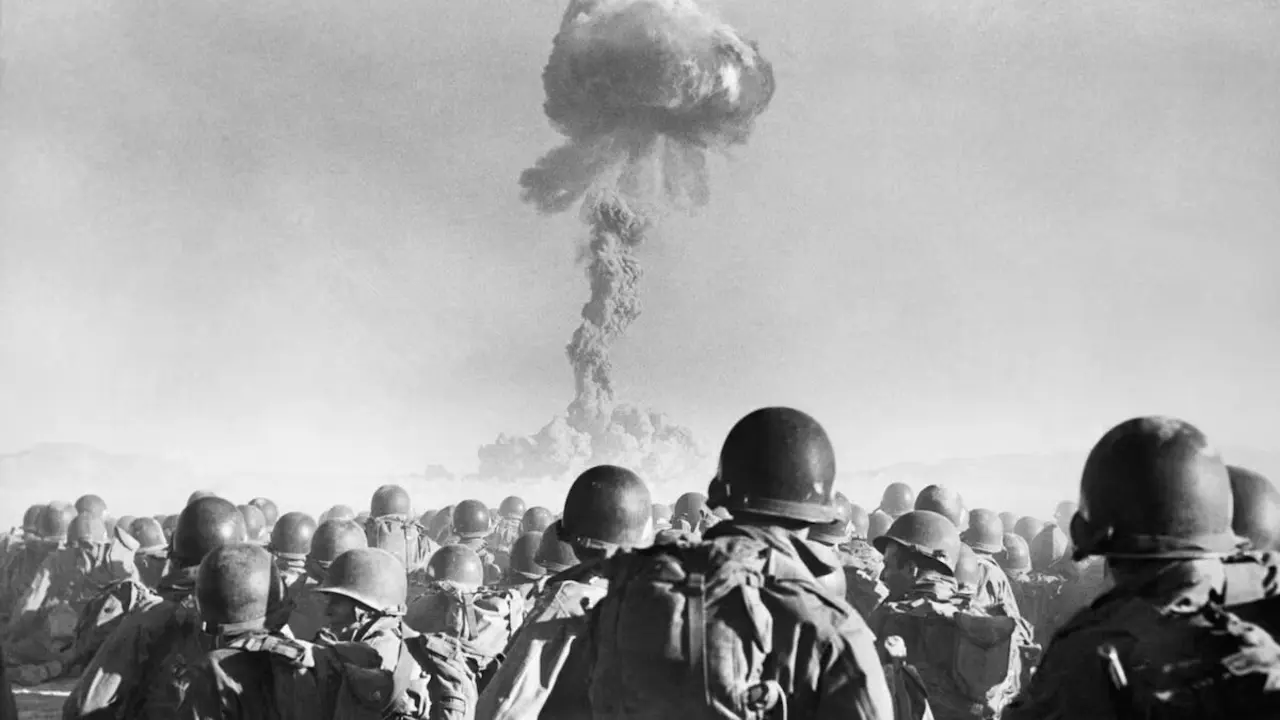 Soldados estadounidenses presencian una prueba nuclear / 
GETTY