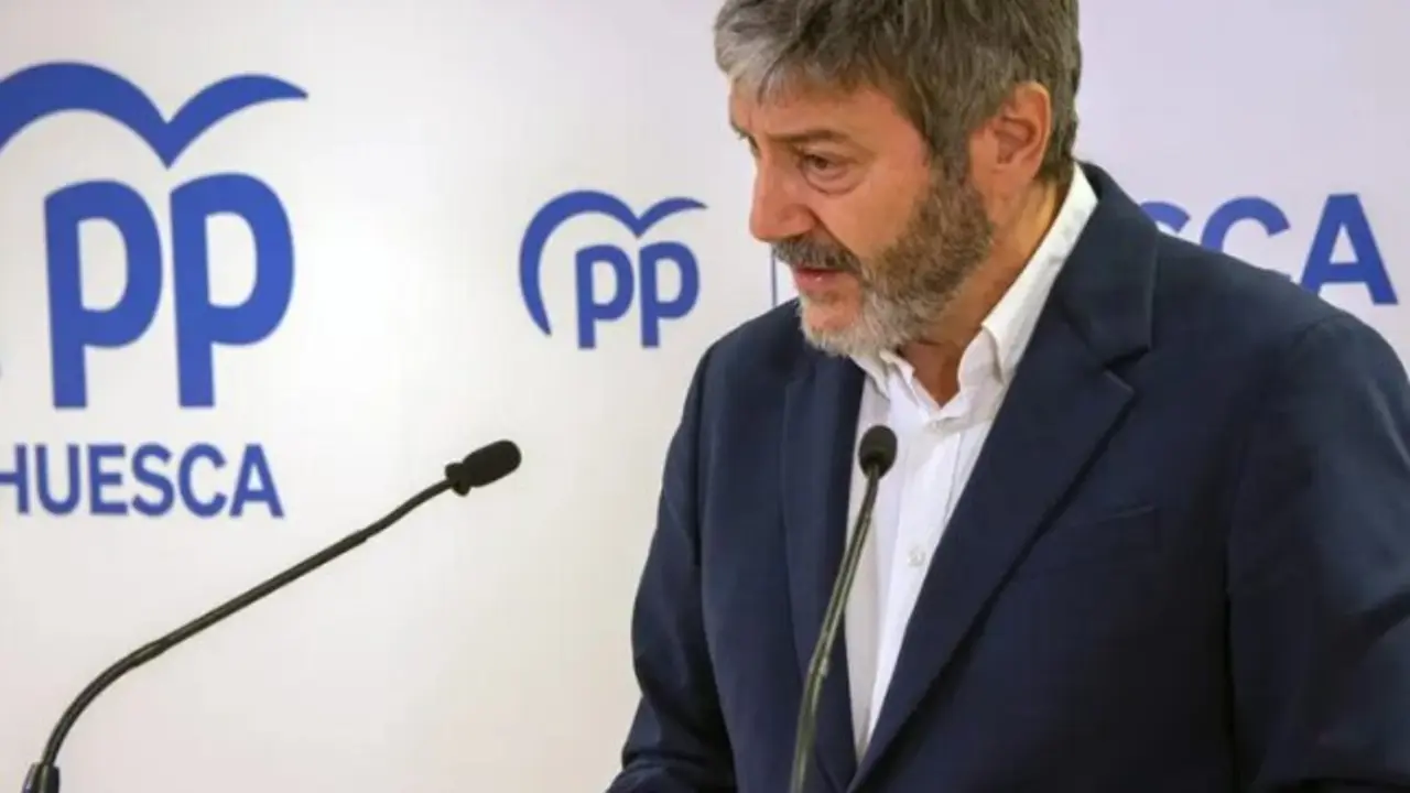 Gerardo Oliv&aacute;n, presidente provincial del PP de Huesca, durante la rueda de prensa de hoy