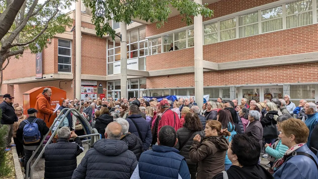 Los vecinos y vecinas de Valdefierro han mostrado su descontento con una sonora pitada.