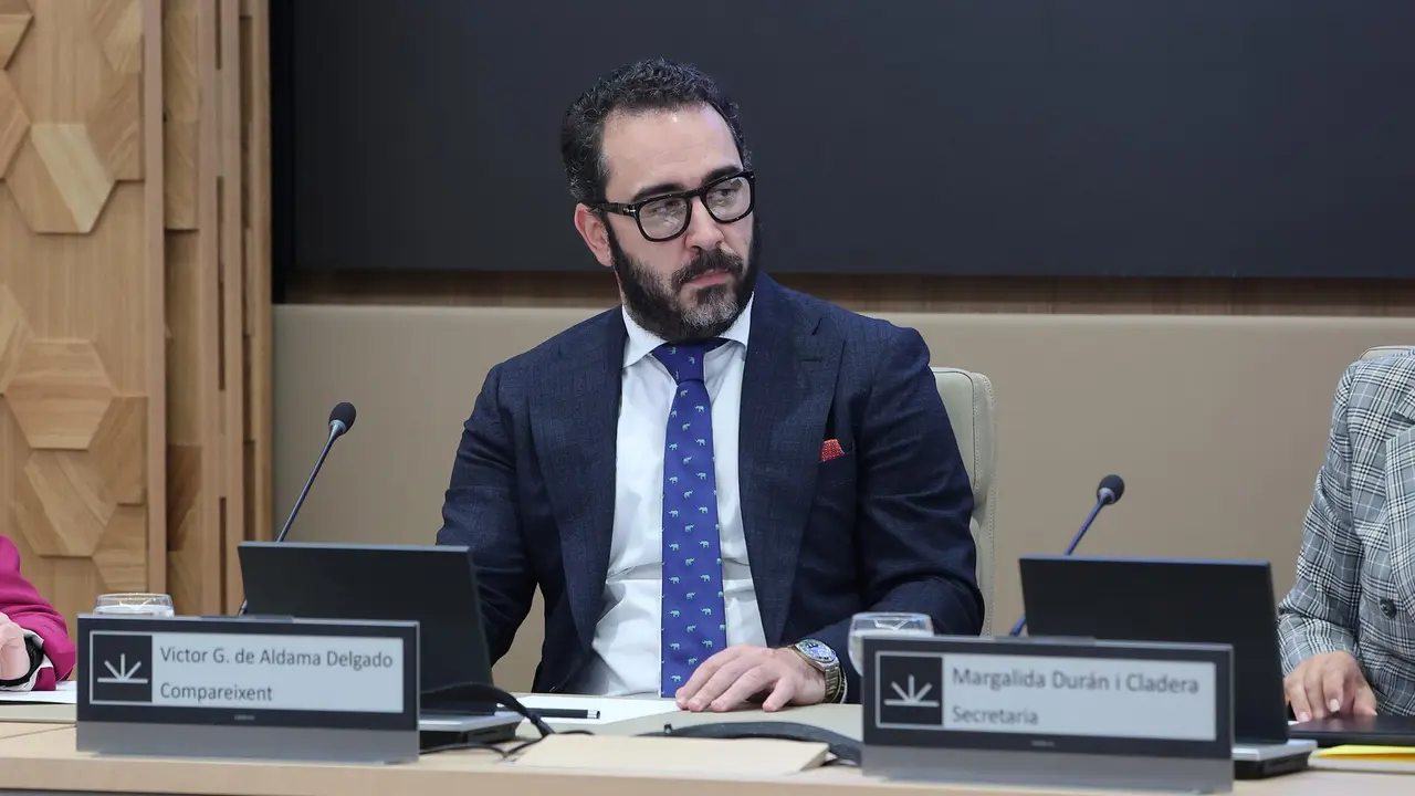 (Foto de ARCHIVO)
El presidente del Zamaro CF, V&iacute;ctor de Aldama, comparece ante la comisi&oacute;n no permanente de investigaci&oacute;n en el Parlament balear, a 20 de mayo de 2024, en Palma de Mallorca, Mallorca, Baleares (Espa&ntilde;a). La comisi&oacute;n no permanente de investigaci&oacute;n en el Parlament balear sobre la compra de material sanitario en la pandemia contin&uacute;a esta semana con las comparecencias previstas del exministro Jos&eacute; Luis &Aacute;balos; el que fuera su asesor, Koldo Garc&iacute;a; y varios responsables de Soluciones de Gesti&oacute;n, entre otros.

Isaac Buj / Europa Press
20 MAYO 2024;COMISI&Oacute;N DE INVESTIGACI&Oacute;N;CASO KOLDO;PARLAMENT BALEAR;MASCARILLAS;PALMA DE MALLORCA;MALLORCA;BALEARES
20/5/2024