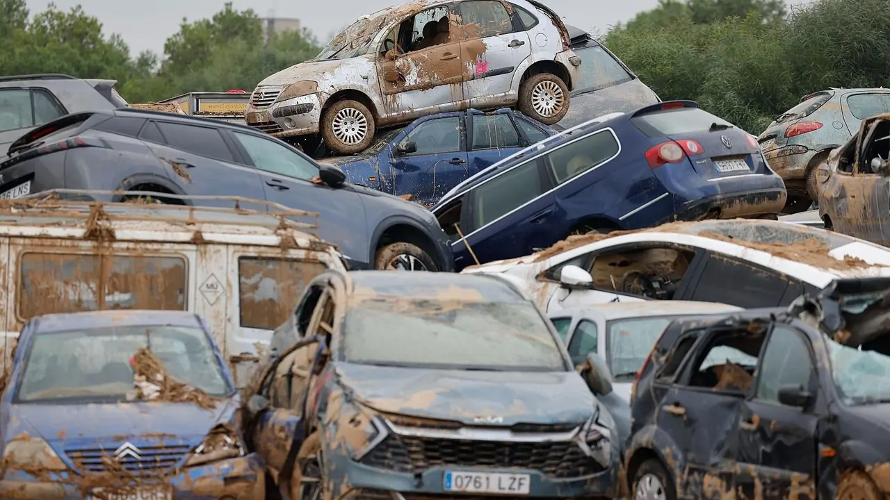 Los coches destruidos por la DANA, nueva tragedia econ&oacute;mica para los afectados / EFE