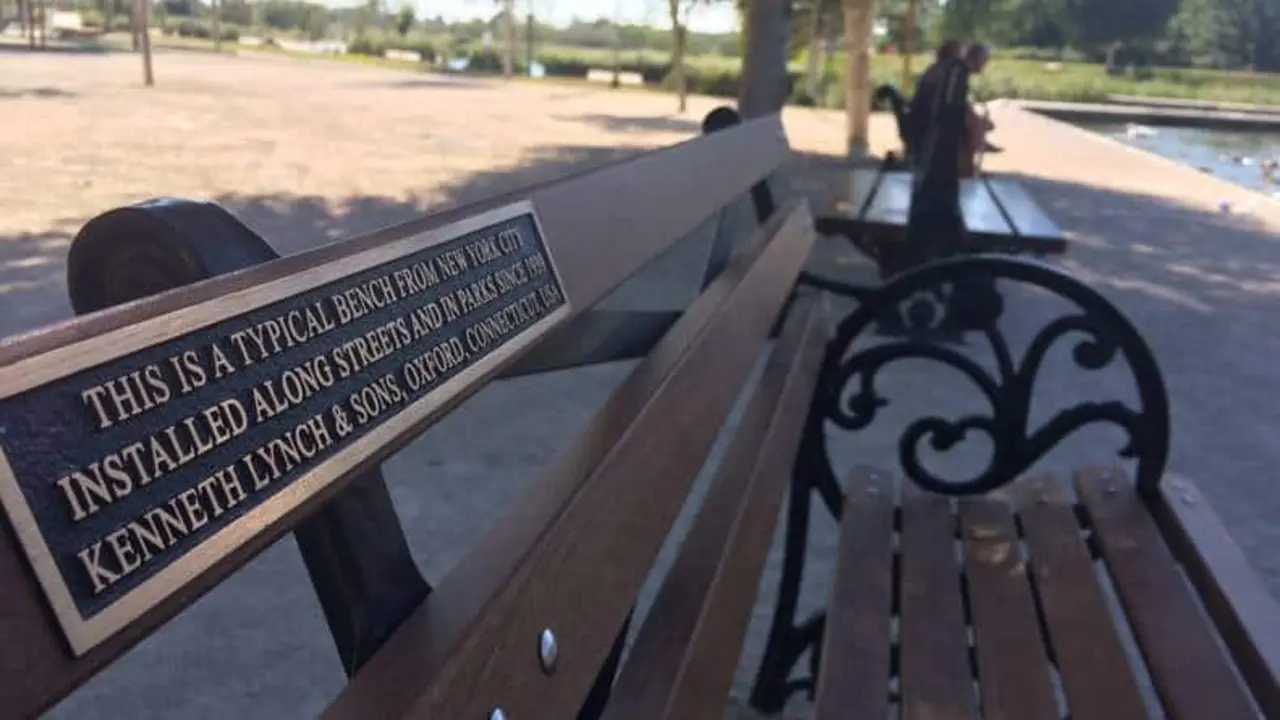 En el Parque del Agua se han instalado tres r&eacute;plicas de los bancos m&aacute;s emblem&aacute;ticos. / Los Girasoles.