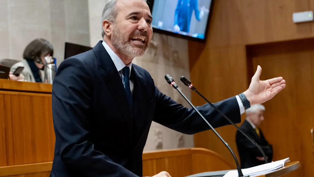 El presidente de Arag&oacute;n, Jorge Azc&oacute;n, en el pleno de este mi&eacute;rcoles en la Aljafer&iacute;a