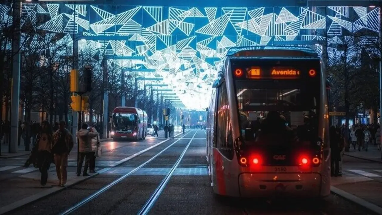 Zaragoza se viste de Navidad con el encendido de luces / &Aacute;lvaro Calvo para HOY ARAG&Oacute;N