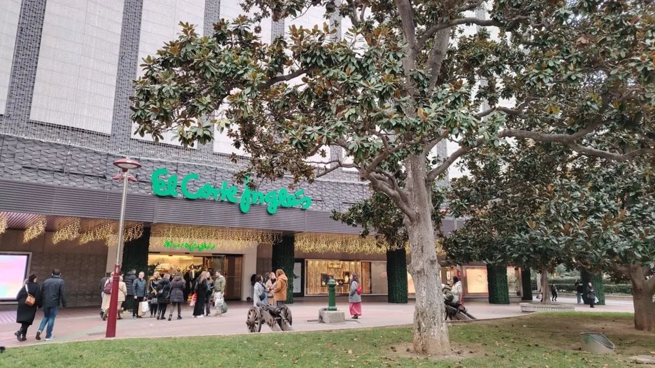 Desde la inauguraci&oacute;n de El Corte Ingl&eacute;s en los a&ntilde;os 80 su puerta principal es punto de quedada de varias generaciones de zaragozanos / HA