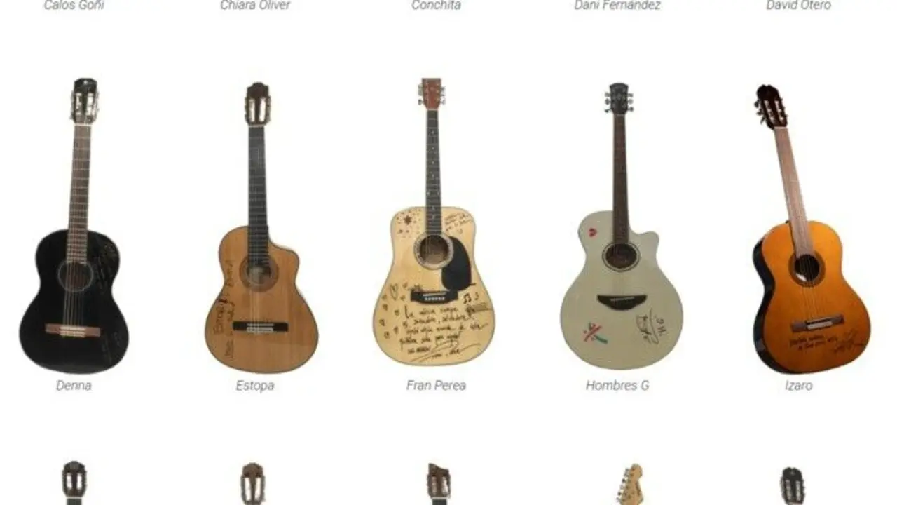 Guitarras firmadas por artistas reconocidos. / M&uacute;sicos por la Salud