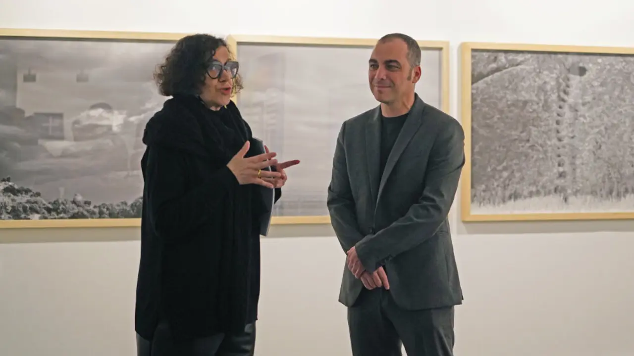 Chus Tudelilla y Carlos Samp&eacute;riz en la inauguraci&oacute;n de la exposici&oacute;n 'Largo es el tiempo', de DPH. / DPH