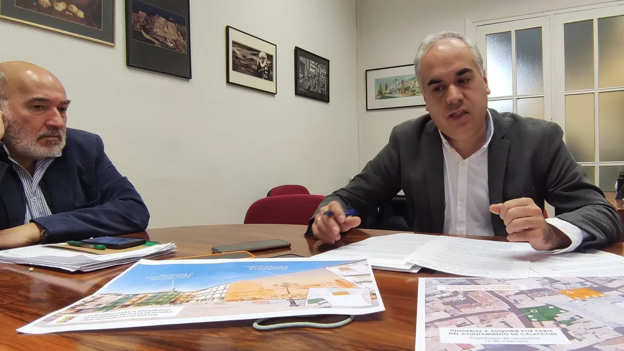 Firma del acuerdo para la construcci&oacute;n de 40 viviendas. / AYUNTAMIENTO DE CALATAYUD