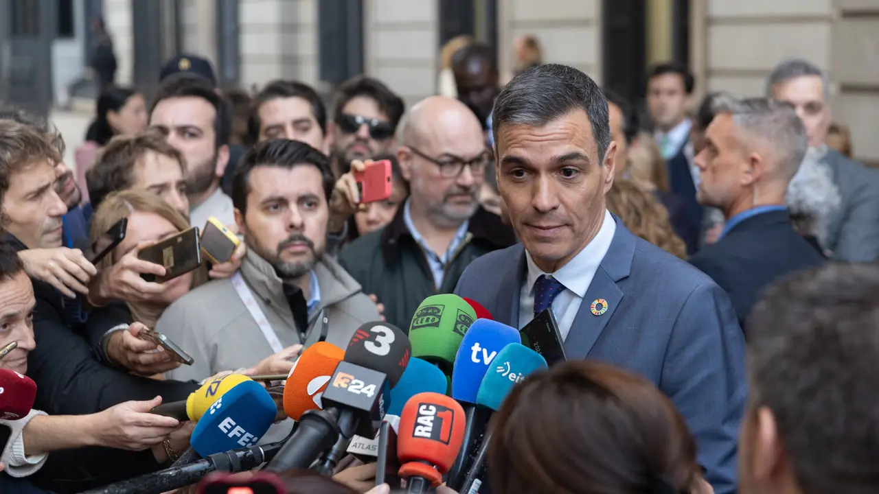 El presidente del Gobierno, Pedro S&aacute;nchez, y detr&aacute;s, el actual secretario de Estado de Comunicaci&oacute;n, Ion Antol&iacute;n