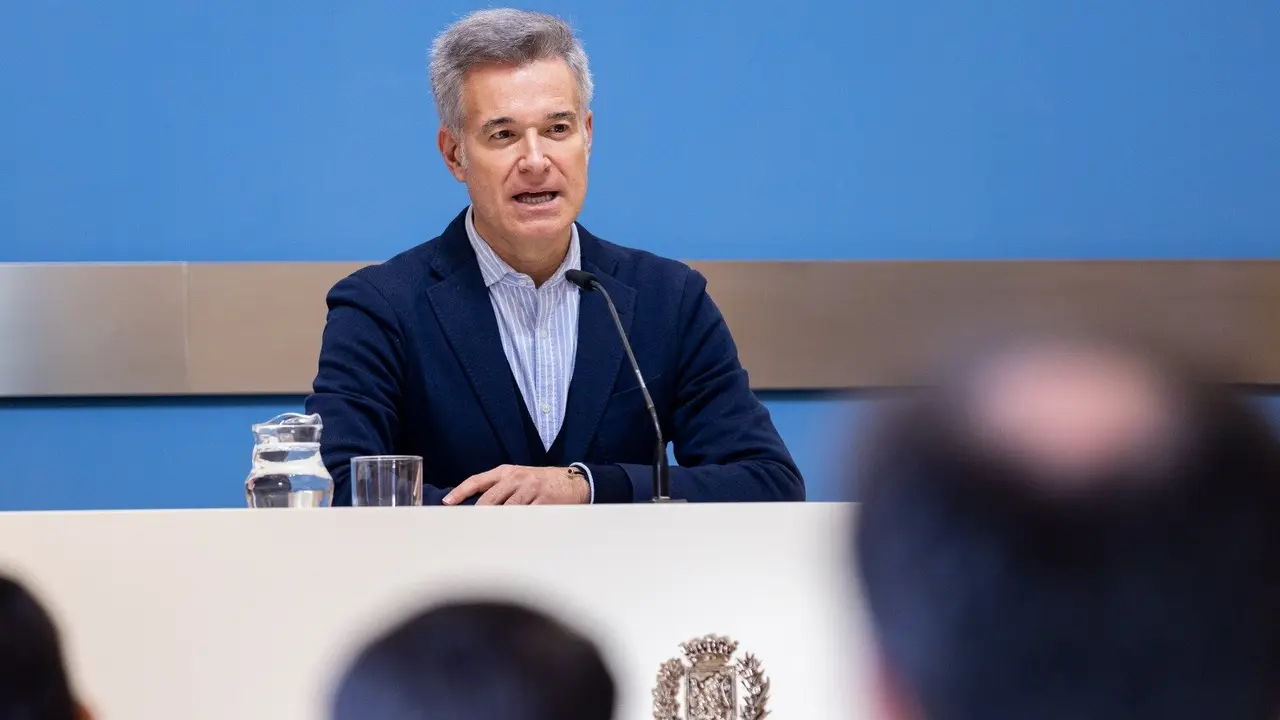 El consejero de Urbanismo, Infraestructuras, Energ&iacute;a y Vivienda, V&iacute;ctor Serrano. AZ