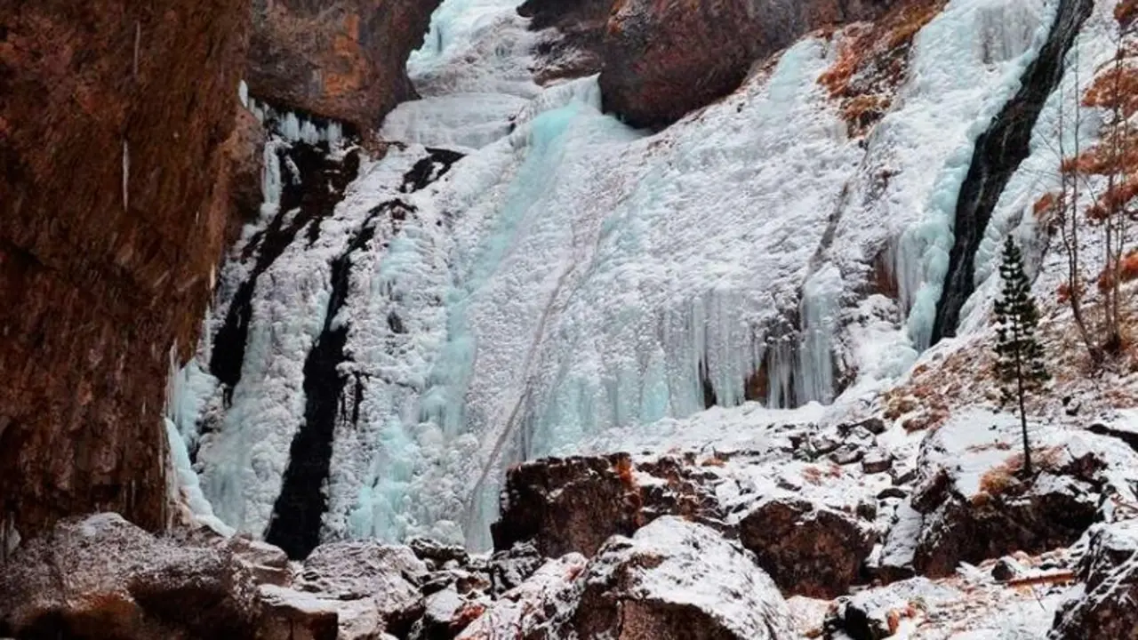 Cascada del Estrecho helada / Turismo Ordesa