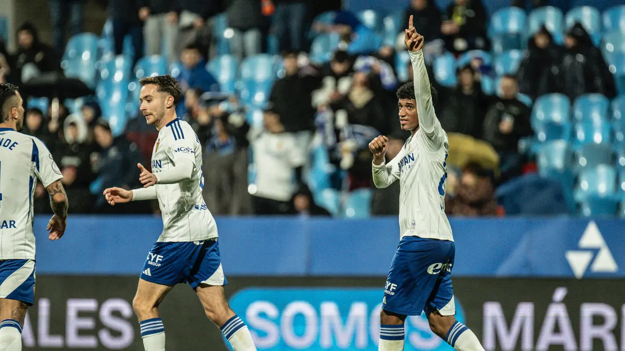 Adu Ares con el Real Zaragoza / MARCOS CEBRI&Aacute;N