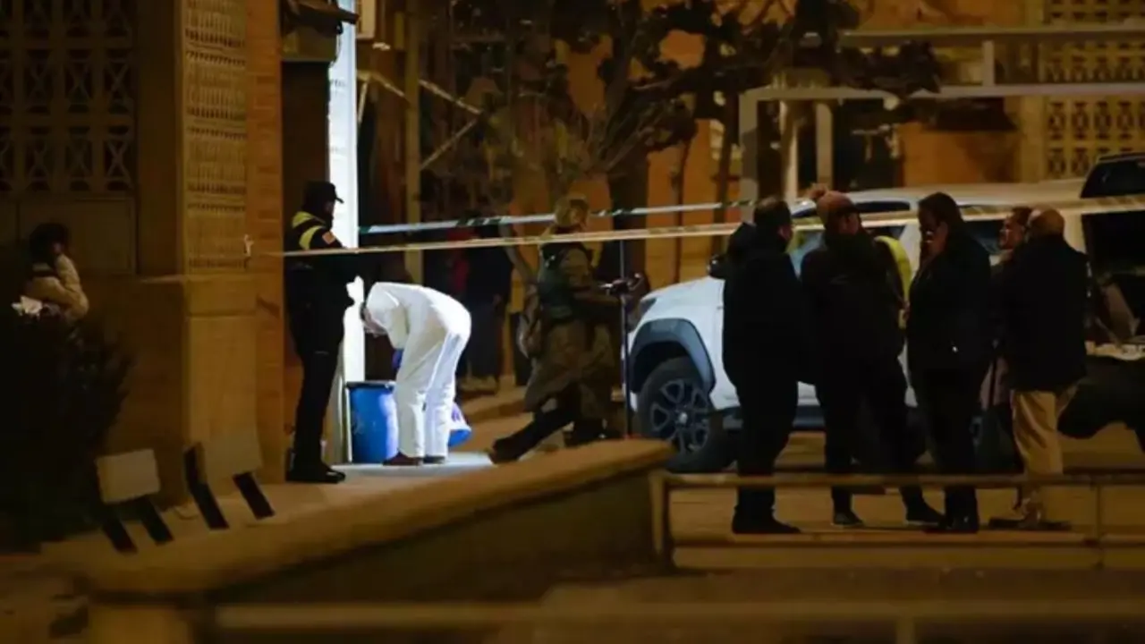 Imagen de los investigadores sacando pruebas del portal donde el acusado apu&ntilde;al&oacute; a su ex pareja / E.P.
