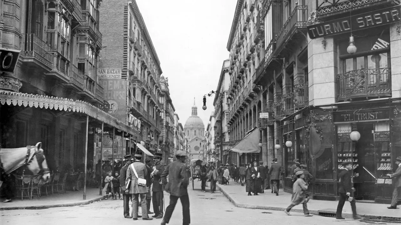 A&ntilde;o 1913. Imagen de la calle de Alfonso I desde el Coso alto, cuyo ingreso aparece flanqueado a la izquierda por el caf&eacute; Moderno y a la derecha por la joyer&iacute;a El Trust / GAZA