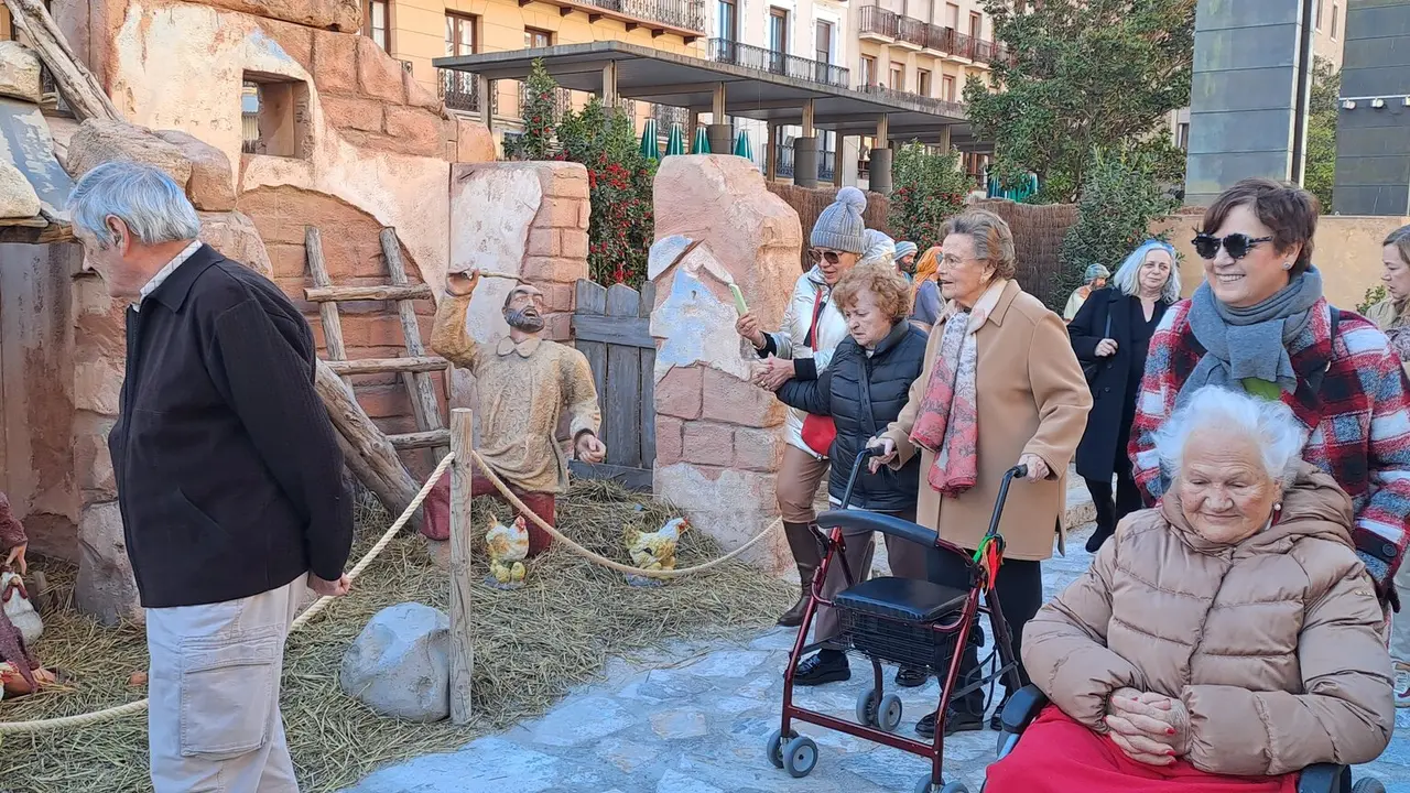 Residentes de Ballesol Mariana Pineda visitando el Bel&eacute;n