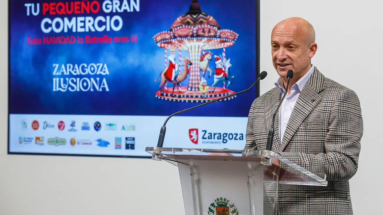 El consejero de Econom&iacute;a, Carlos Gimeno, durante la presentaci&oacute;n del programa. AZ